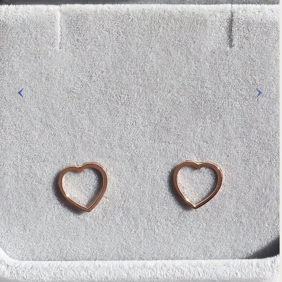 18k Yellow Gold Heart Earrings - Picture 2 of 4